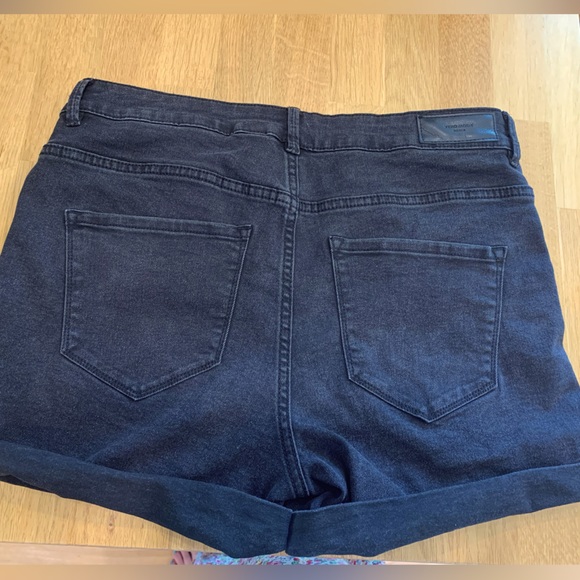 Vero Moda, Seven Mid-waist Slim fit, Black denim short. - Picture 5 of 8